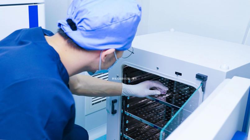 新生兒吐奶分2類,要不要看醫生得看你是哪種!