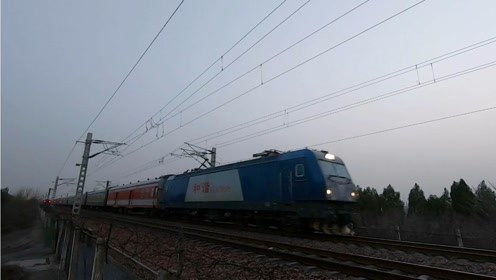 京廣鐵路上的速度與激情 客車K117與K258會車，貨運X8109展現(xiàn)強(qiáng)勁動力